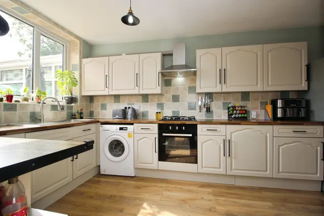 Photo 3 — Nesfield View, Leeds