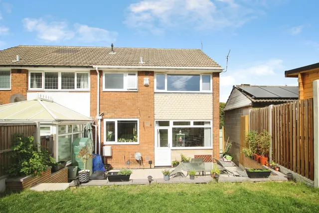 Photo 2 — Nesfield View, Leeds