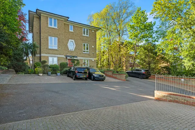 Tupwood Lane, Caterham CR3 6DA, photo 1
