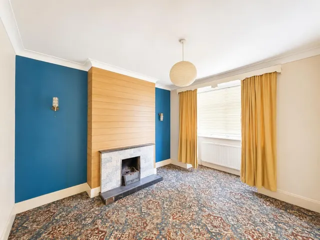Semi-Detached For SaleOxford Avenue, Heston, TW5, photo 3