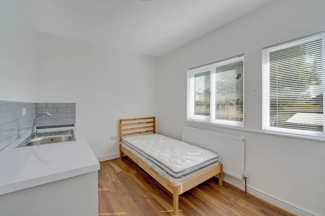 The Grove, Greenford, UB6, photo 1