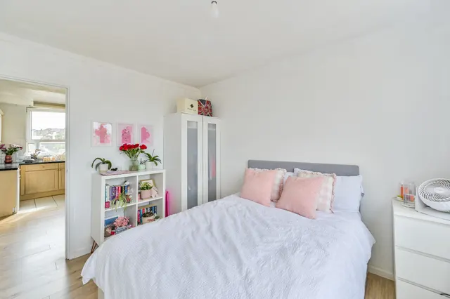 Photo 3 — 12 Staplehurst Court, 156 Northcote Road, London