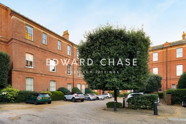 Rosebury Square, Woodford Green, IG8, photo 1
