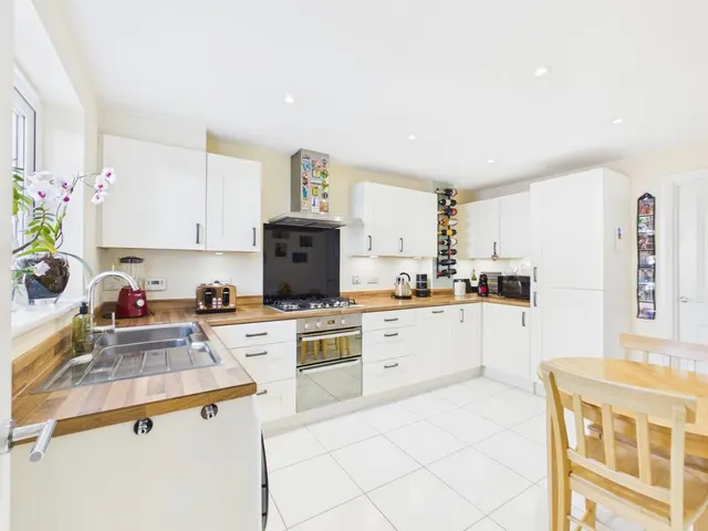 Photo 3 — Trelowen Drive, Penryn