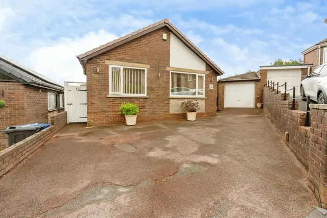 Photo 2 — Glendale Close, Burnley, Lancashire, BB11