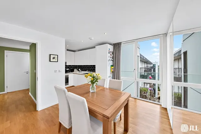 Logan Close, London, E20, photo 1