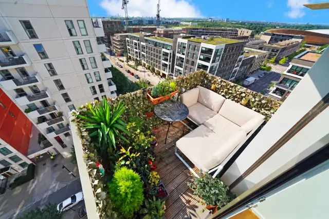 Logan Close, London, E20, photo 2