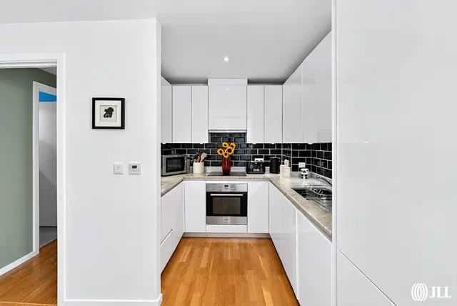 Logan Close, London, E20, photo 3