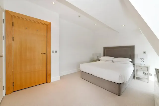 Langham Street, Fitzrovia, W1W, photo 3