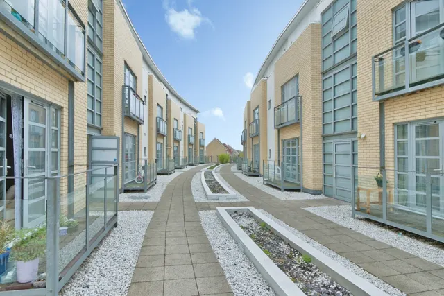 Thames Reach, London, SE28, photo 1
