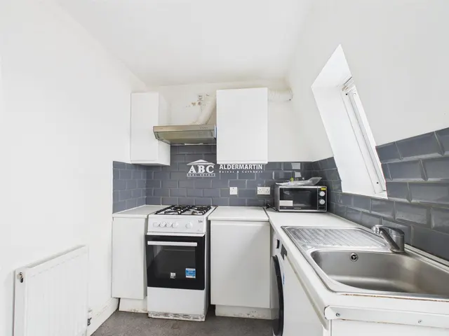 Photo 3 — Stonegrove, Edgware