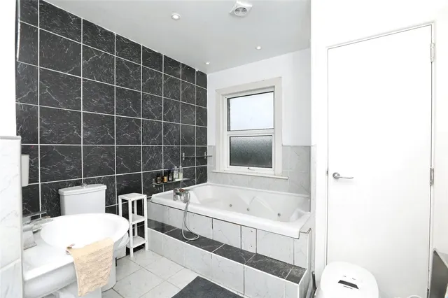 Alexandra Road, Sheerness, ME12, photo 2