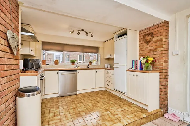 St. Johns Road, Newport, PO30, photo 2