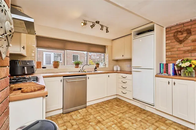 St. Johns Road, Newport, PO30, photo 3