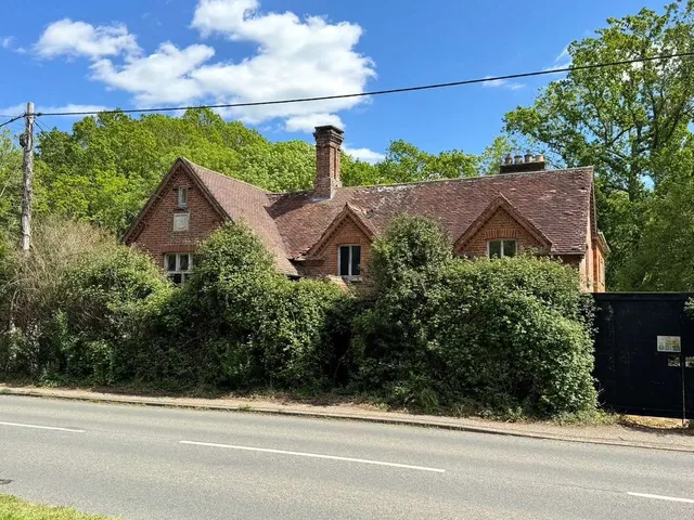 Vicarage Hill, Loxwood, RH14, photo 2