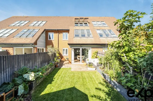 Priddy Place, Redhill, RH1, photo 2