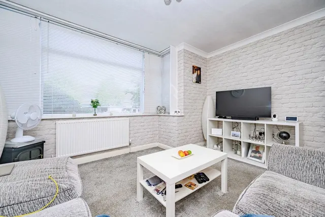 Photo 2 — Sundon Park Road, Luton, Bedfordshire, LU3