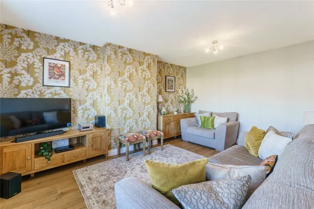 Chiltern Court, Hemsworth, WF9, photo 3