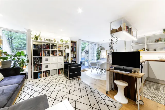 Photo 3 — Apex Close, Beckenham, BR3