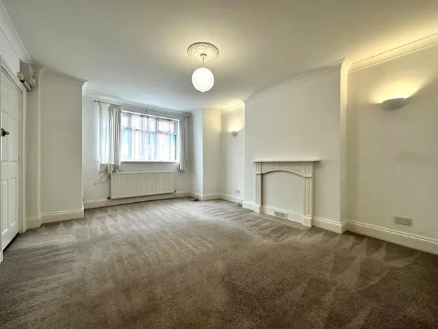 Photo 3 — Victoria Road, Aldershot, GU11