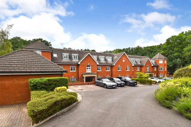 Crookham Road, Fleet, Hampshire, GU51 5TB, photo 1