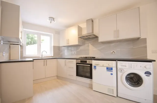 Fernside Avenue, Feltham, photo 2