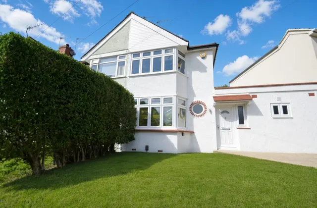 Fernside Avenue, Feltham, photo 1