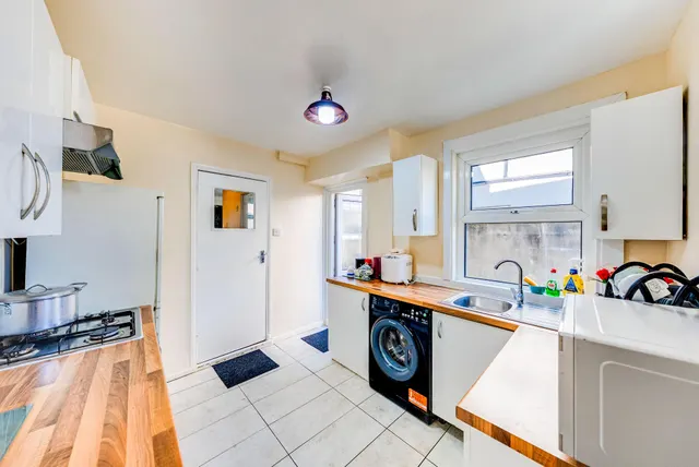 Cemetery Road, London, E7, photo 2