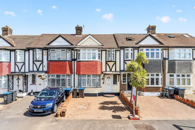 3 bedroom house — Kingsbridge Road, Morden