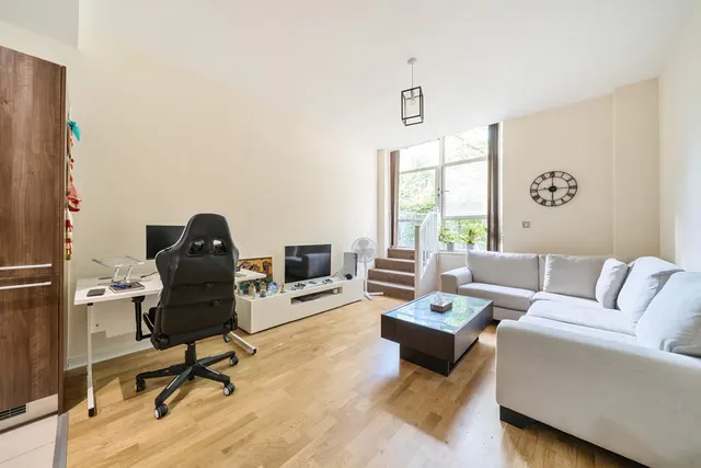 Great West Road, TW8, photo 2