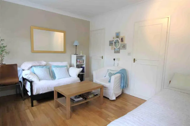 Upper Richmond Road, Putney, photo 1