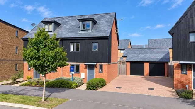 Princess Marina Drive, Arborfield Green, RG2, photo 1