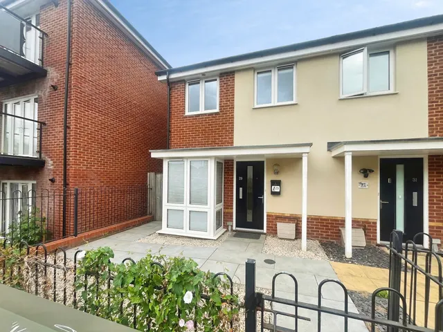 Blue Hut Way, Basingstoke, Hampshire, RG23 7FZ, photo 1