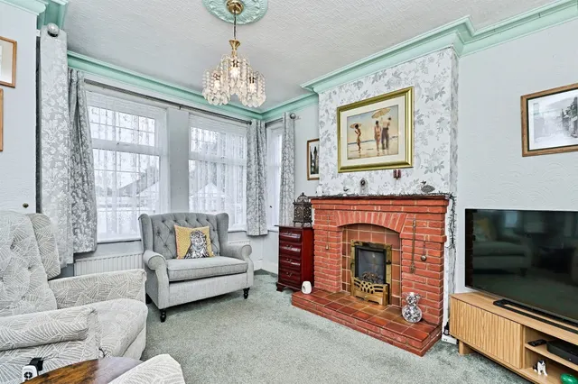 Uplands Avenue, Willenhall, WV13, photo 2