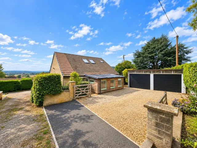 Wotton Crescent, Wotton-Under-Edge, photo 1