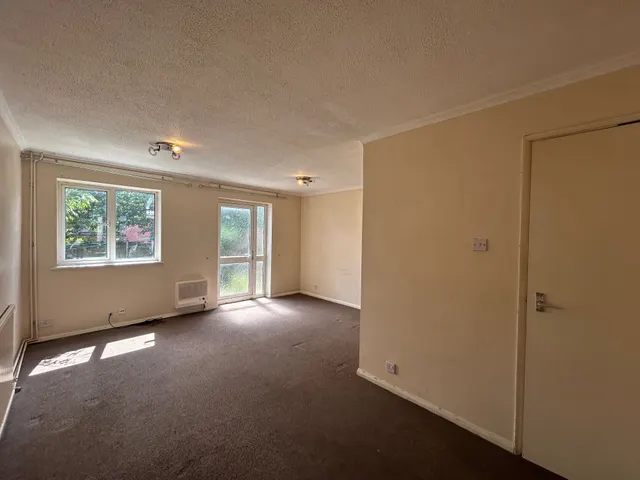 Photo 2 — Winstanley Road, Wellingborough