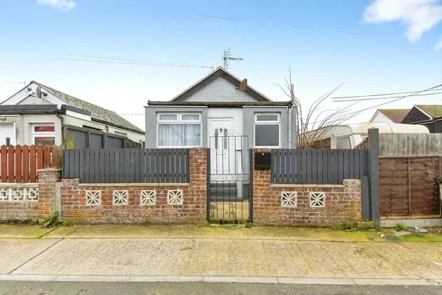 Bentley Avenue, Jaywick, Clacton-on-Sea, Essex, CO15, photo 1