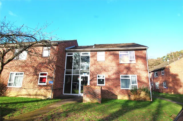 Wickham Place, Church Crookham, Fleet, Hart, GU52 6NQ, photo 1