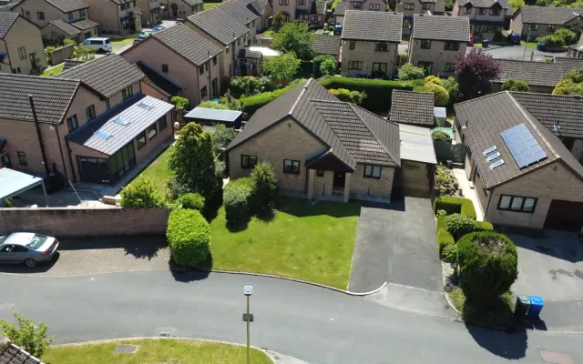 OLD MANOR DRIVE OXSPRING, photo 1