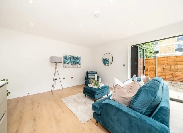 Long Acre Court, Ealing, W13, photo 1