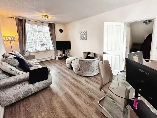 Wakefield Crescent, Romiley, SK6, photo 2