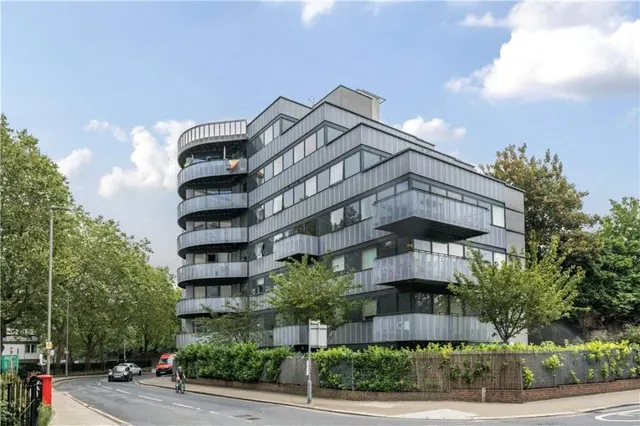Plough Road, London, SW11, photo 1