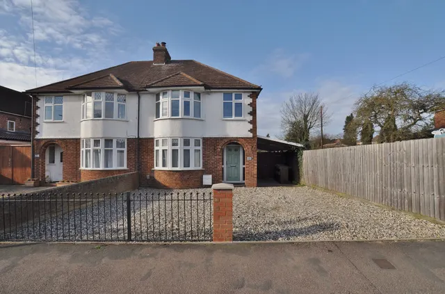 3 bedroom house — Cambridge Road, Hitchin