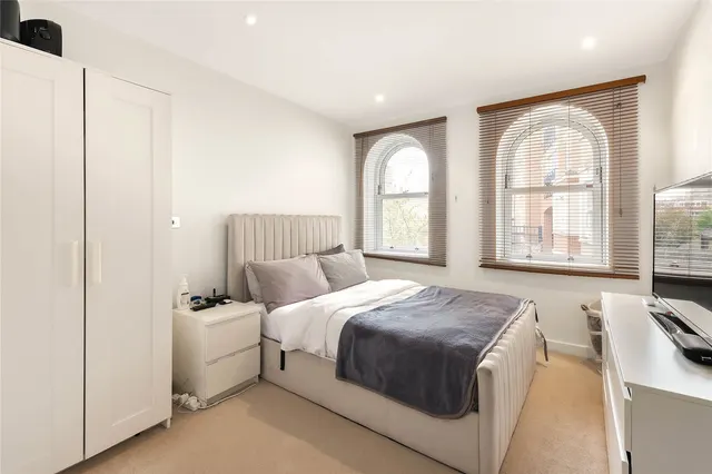 Wendle Square, London, SW11, photo 1
