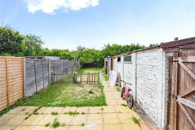 Photo 2 — Allenby Avenue, Dunstable, Bedfordshire, LU5