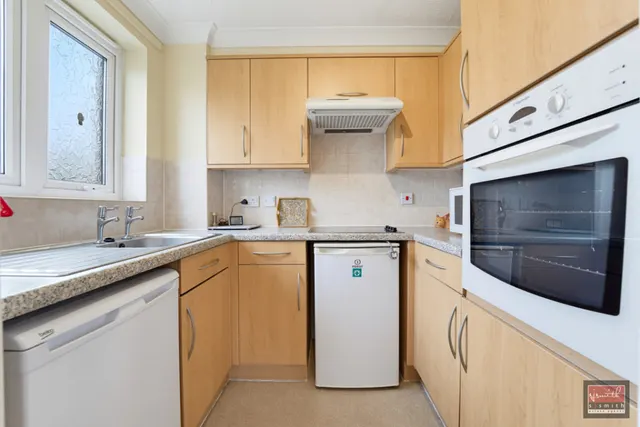 Parkland Grove, Ashford, TW15, photo 2