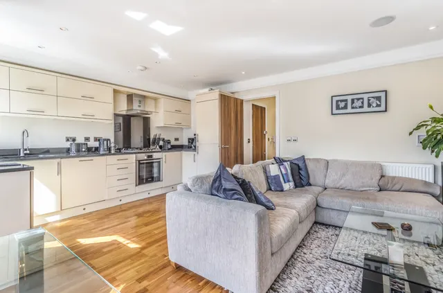 Lynette Avenue, London, SW4, photo 1