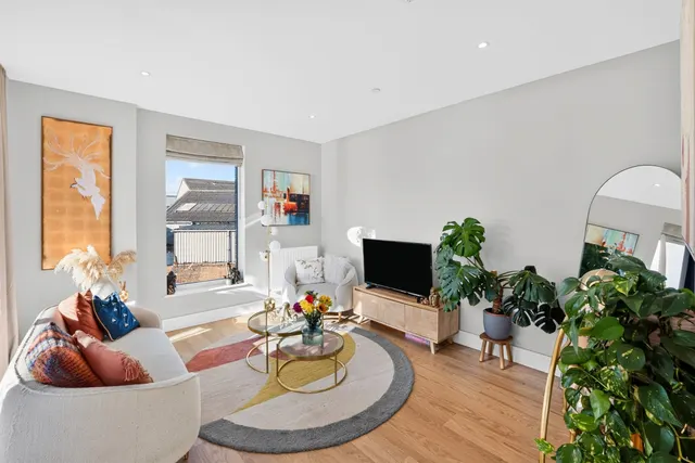 1 bedroom flat, Greyhound Parade, London, SW17