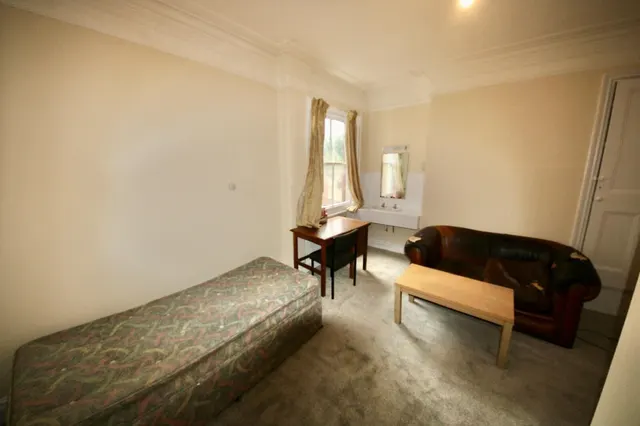 Photo 3 — Nunthorpe Avenue