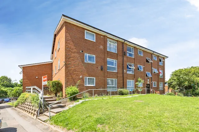 Bushey Grove Road, Bushey, photo 1